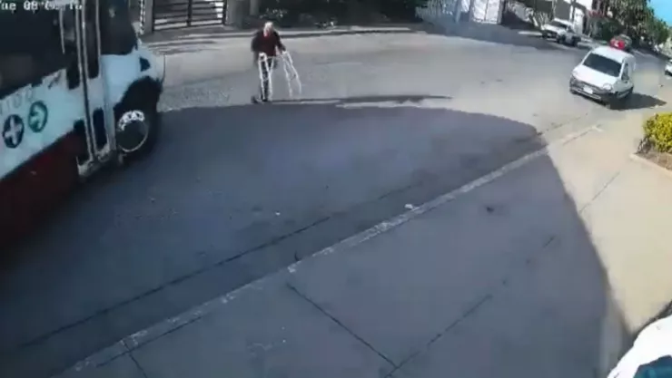 Camión atropella a abuelito en Culiacán