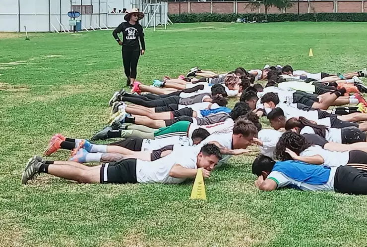 Ejercicios de calentamiento del equipo de futbol varonil de la UAM Xochimilco.