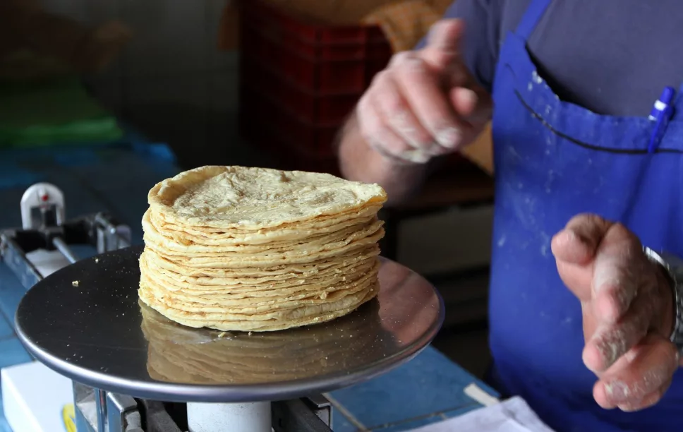 El incremento del precio de la tortilla se debe al encarecimiento y aumento de los productos para su producción.