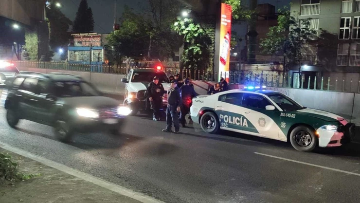 persona-se-arroja-de-auto-en-movimiento-en-periférico
