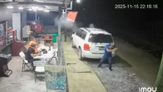 Así fue como atacaron a balazos a hombres mientras jugaban en máquinas tragamonedas (VIDEO)