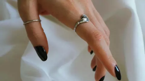 Uñas azul marino.jpg