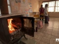 Un fogón calienta a los estudiantes de la comunidad de la Silla en Durango