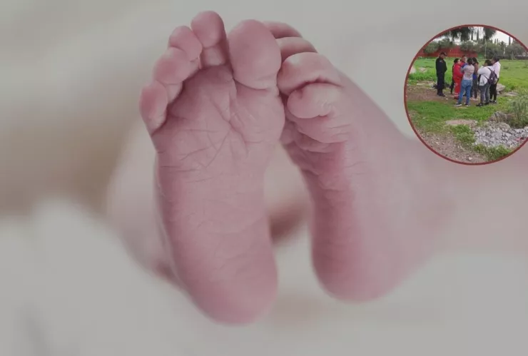 Pies de un bebé recién nacido y unas personas al fondo en un circulo