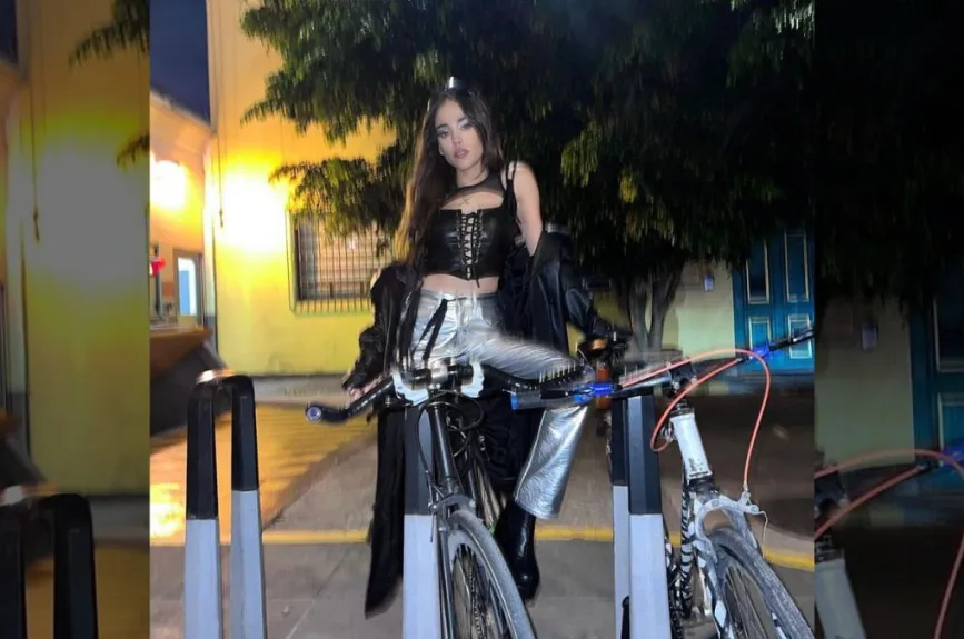 Danna Paola en bici.jpg