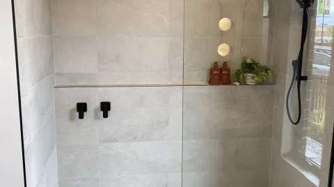 Dile adiós al minimalismo: 3 ideas modernas para decorar el baño hoy mismo