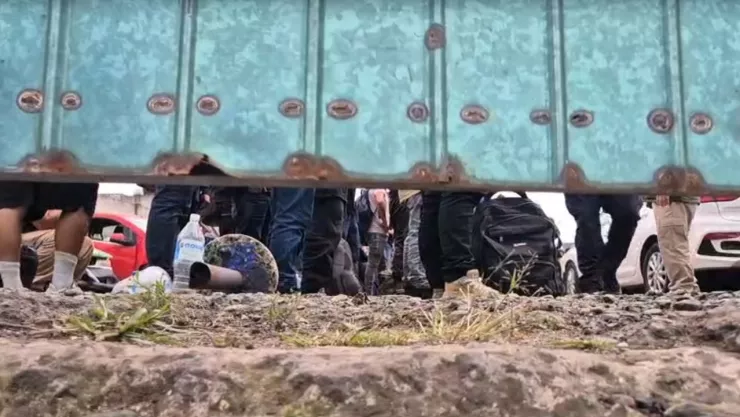 El tractocamión fue llevado a un corralón donde se descubrió a los migrantes