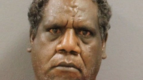 Jefferson Lewis, un hombre de 47 años e identificado como sospechoso, fue agredido por residentes antes de ser detenido