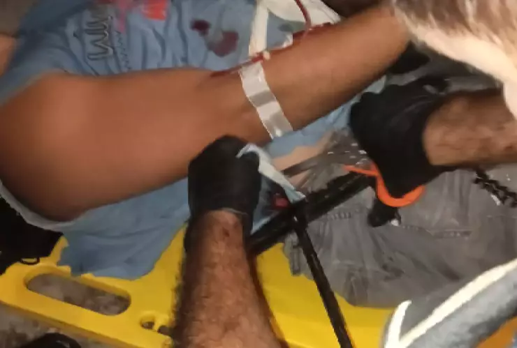 Hombre ebrio cae del techo de su casa y queda prensado en una REJA