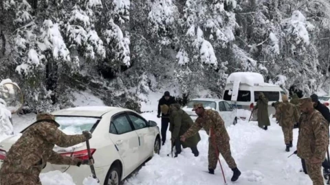 turistas tormenta nieve congelados pakistan