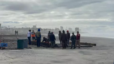 Personas trabajando en la reparación del muelle de Rosarito