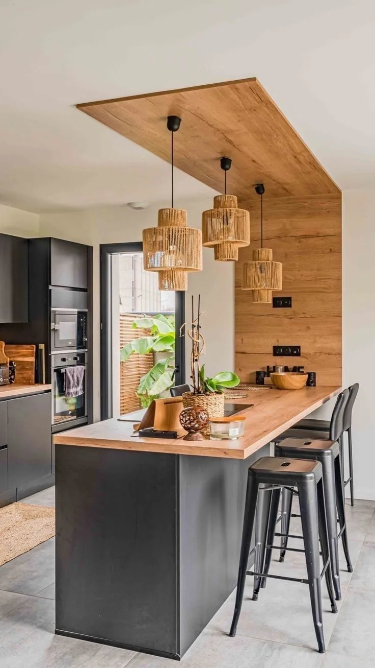 4 diseños de una cocina con lámparas colgantes que se ven modernas y hermosas