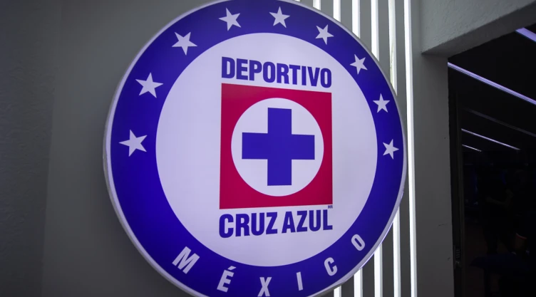 Escudo de Cruz Azul en sus instalaciones