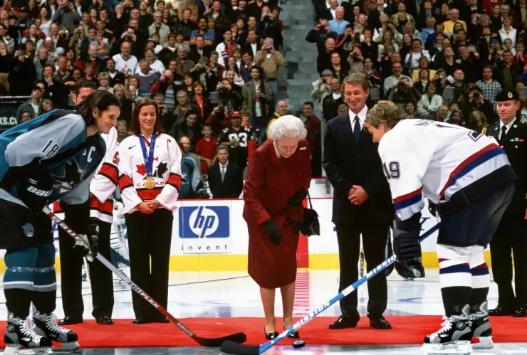 Isabel II dejando caer el primer disco hace 21 años