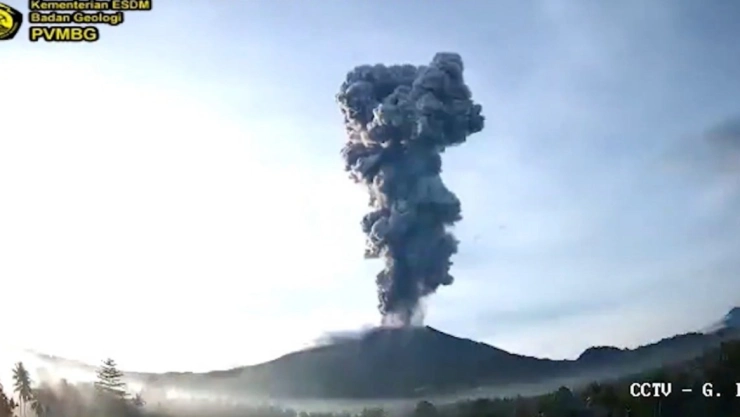El Monte Ibu en Indonesia entra en erupción, obligando a evacuar a 3,000 residentes