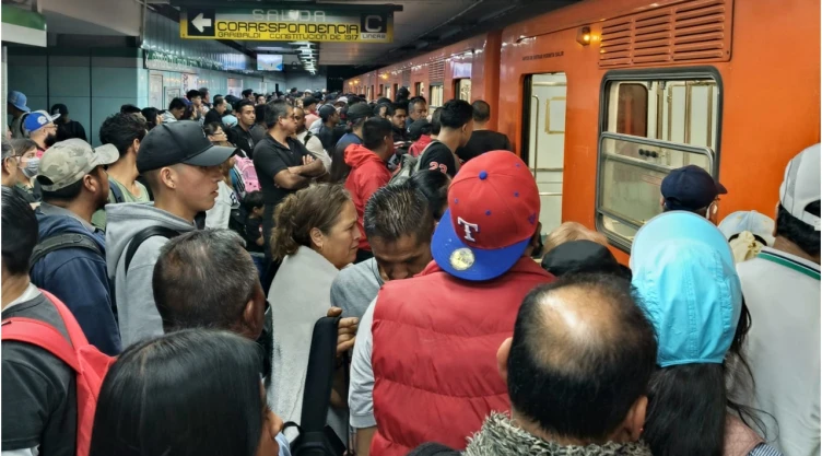 metro_linea_b_14_diciembre_2024_gente_esperando_tren_garibaldi