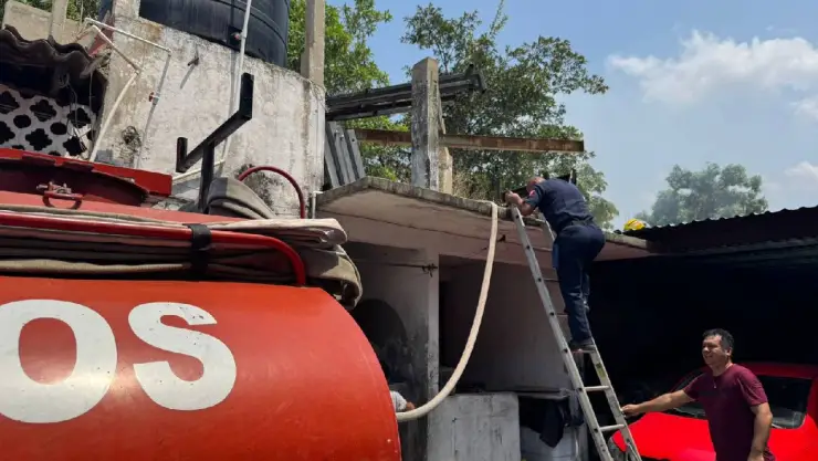 Incendio en terreno baldío de la colonia Centro en Acapulco moviliza a bomberos