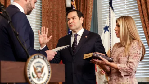 Marco Rubio haciendo el juramento como nuevo secretario de Estado de Estados Unidos.