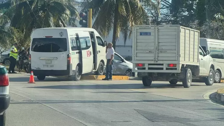 ÚLTIMA HORA_ Se reporta tráfico en glorieta de Av. Tulum en Cancún HOY a causa de accidente vehicular.jpg