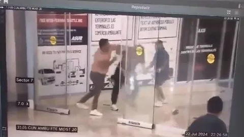 Autoridades detienen a dos taxistas que agredieron y extorsionaron a un operador