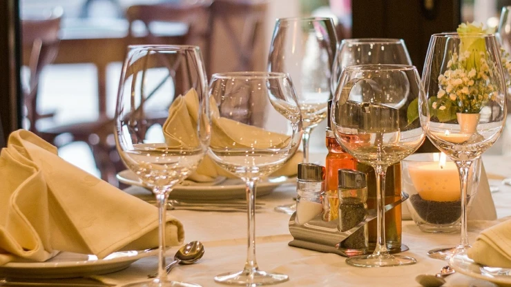 Los restaurantes podrán ofrecer servicios en espacios abiertos hasta las 18:00 horas.