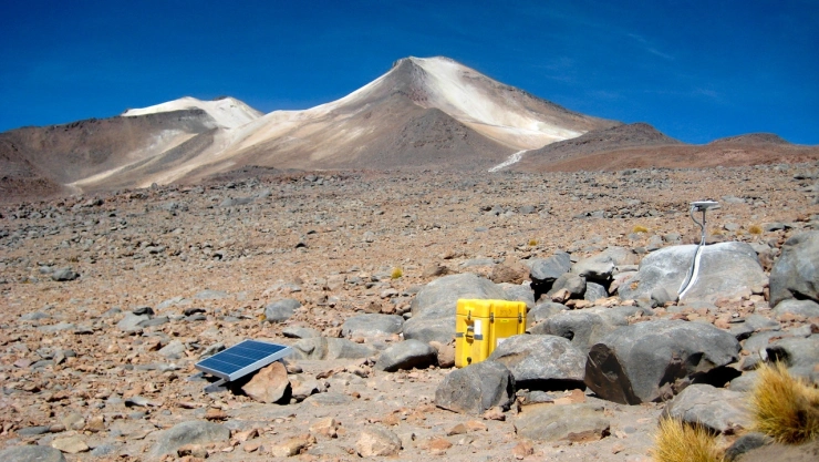 El volcán Uturuncu en el suroeste de Bolivia, con sus laderas montañosas bajo un cielo claro. Este “volcán zombi” es investigado por su actividad sísmica y geotérmica.