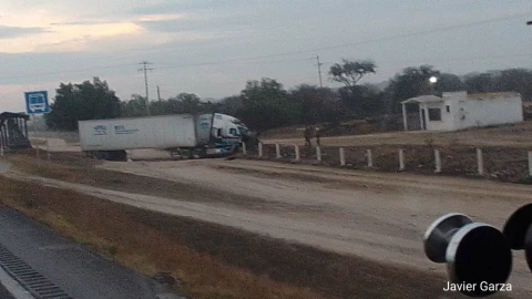 Accidente de tráiler en la carretera 57 hoy martes 7 de enero 2025