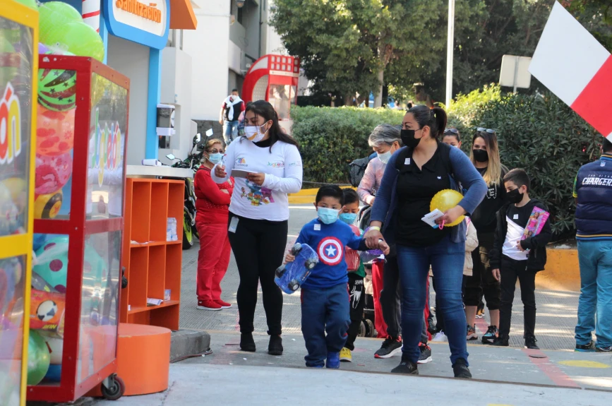 Pocoyo y sus amigos en el gran contenedor del #JuguetónAzteca