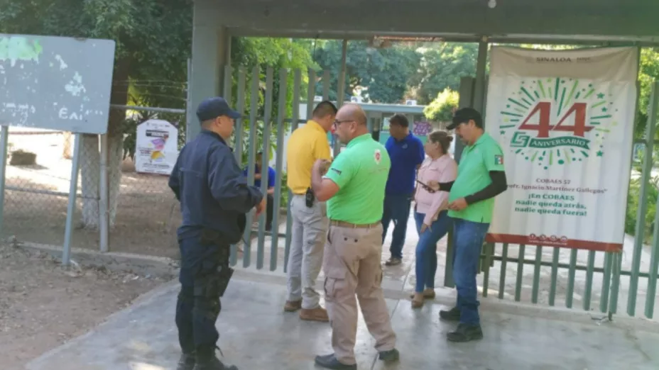 Evacuan preparatoria de Ahome. .jpg