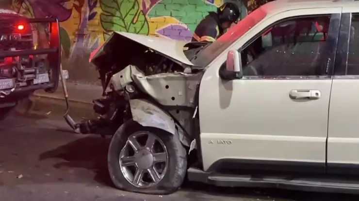 Autos chocan de frente en alcaldía Iztapalapa de CDMX durante la madrugada del 23 de diciembre