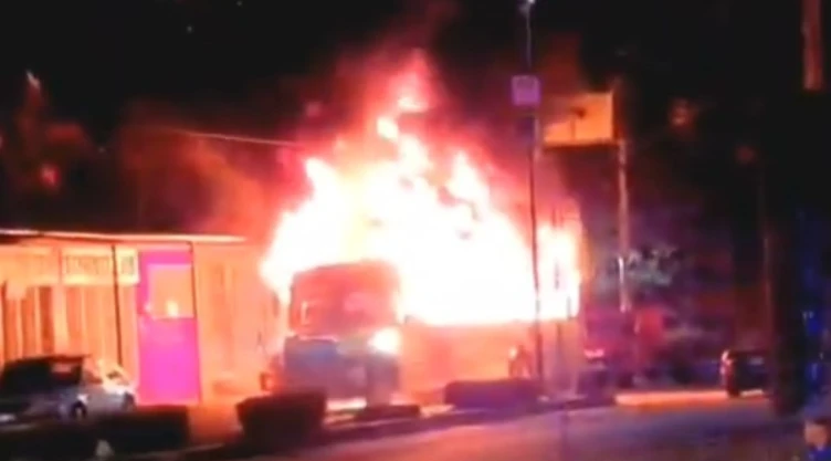 Hallan cinco cuerpos calcinados en camión incendiados en Acapulco