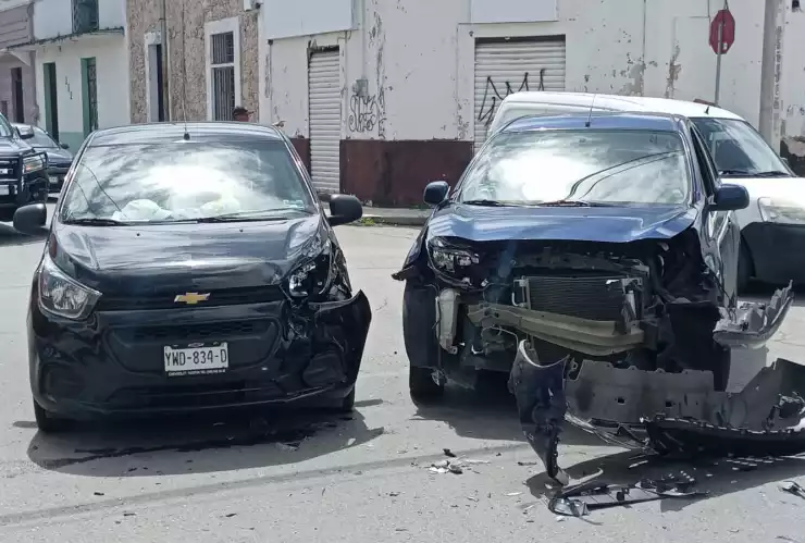 FOTOS: Fuerte accidente en el centro de Mérida, un conductor se pasó el alto de disco
