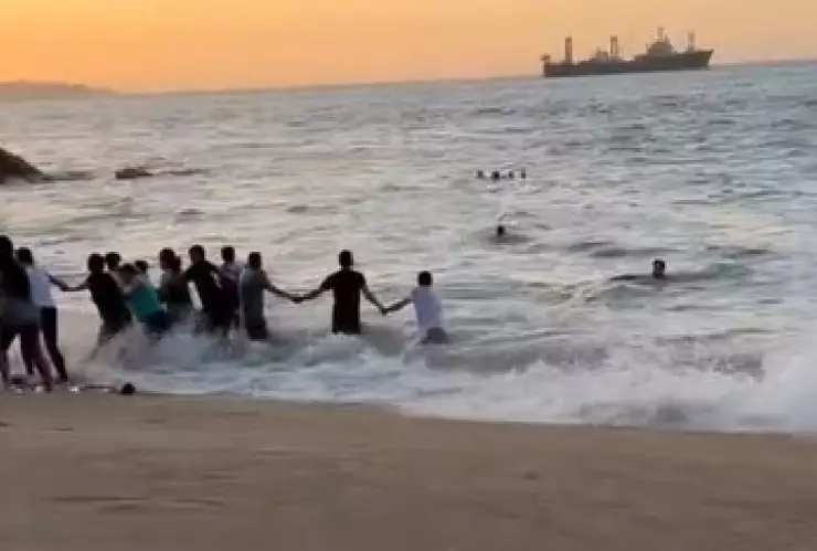 Hacen cadena humana para salvar a niño que se ahogaba en el mar, VIDEO