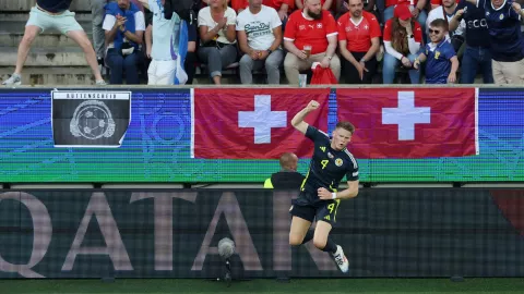 McTominay celebra el gol de Escocia que le da la ventaja sobre Suiza