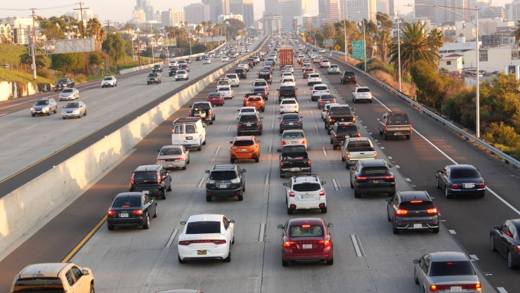 Autos avanzan por carretera de San Diego, California