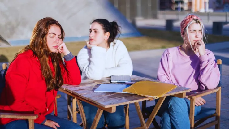Qué quiere decir que tus amigos no te consulten sobre los planes, según la psicología