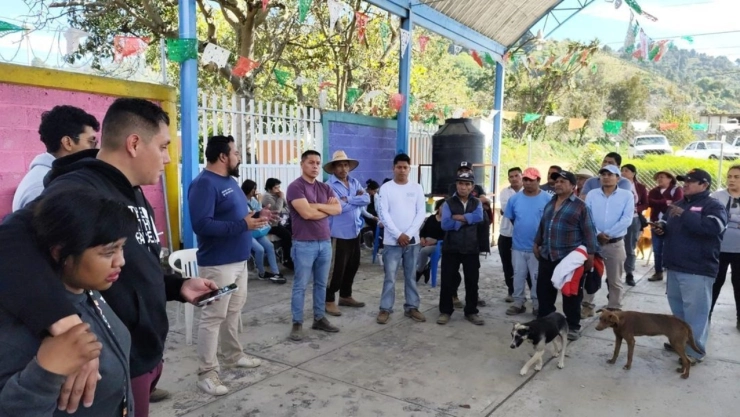 Pobladores retuvieron al alcalde de Ocuituco, Juan Jesús Anzures García, por reclamo de obras incompletas.