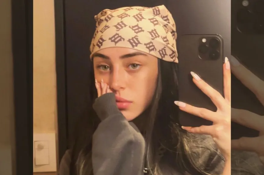 Nicki en el espejo.jpg