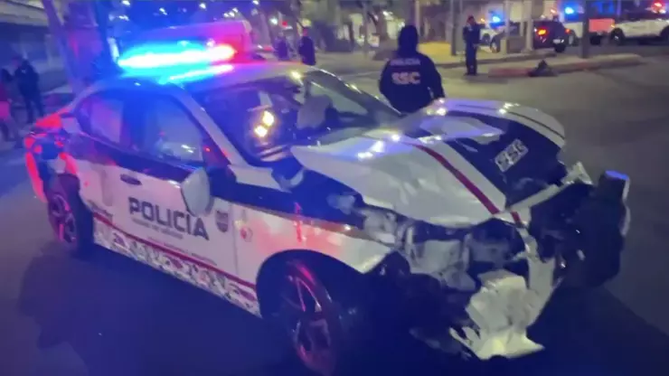 Choque en la GAM: Patrulla se estrella con camioneta por semáforos apagados en Vallejo