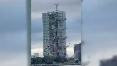 la torre de Heltz fue derrumbada y se observa cómo se desmorona a causa de explosiones controladas por las autoridades