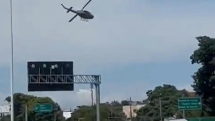 Un helicóptero policial en Brasil fue impactado por disparos en un tiroteo en Río de Janeiro.