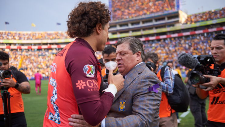 Miguel Herrera y Guillermo Ochoa durante partido Liga MX