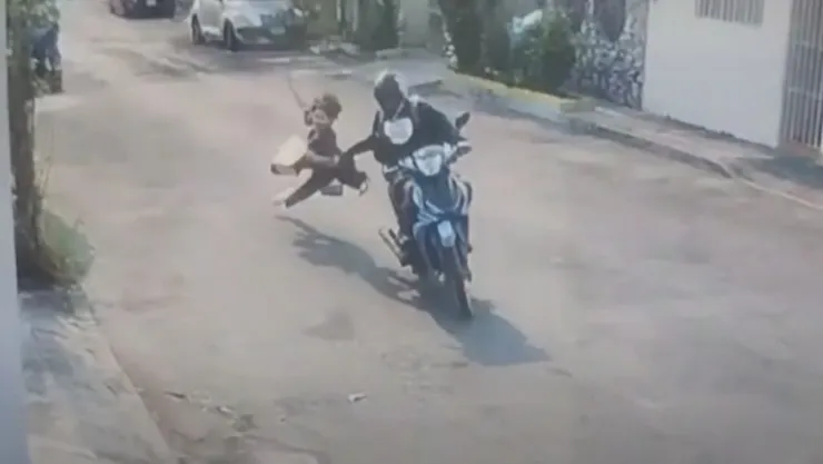 Asaltan a mujer arrastran al robarle bolso Veracruz