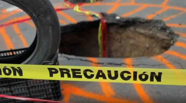 Enorme socavón afecta vialidad de la Magdalena Conteras, CDMX; vecinos temen una tragedia