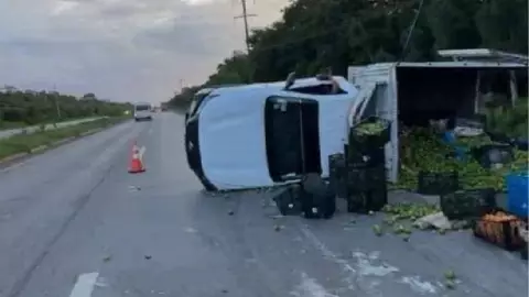 Reportan de volcadura en la carretera Playa del Carmen- Tulum de un camión de frutas y verduras.jpg
