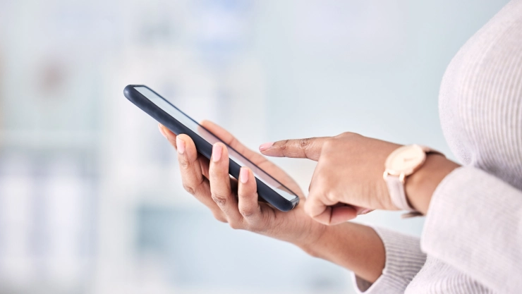 Una persona tiene un celular en la mano