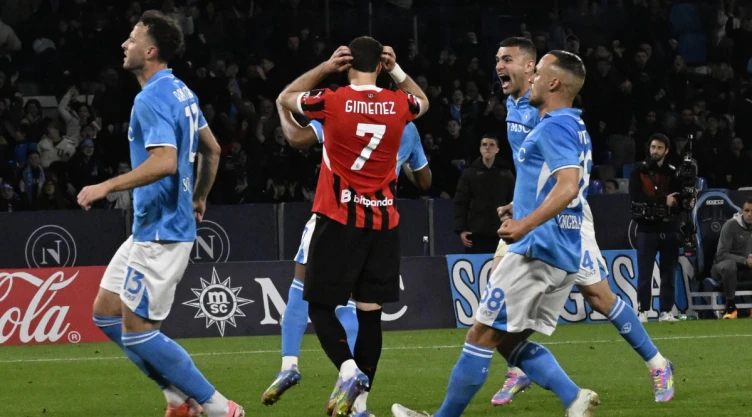 Santiago Gimenez ante el Napoli
