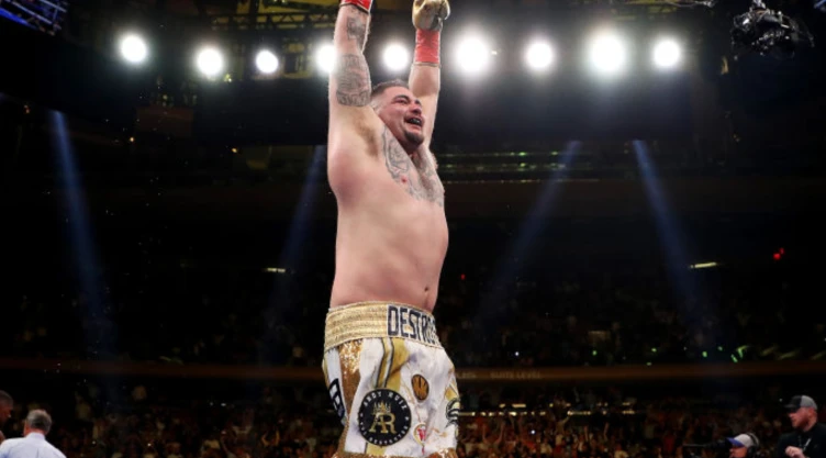 Andy Ruiz celebrando el triunfo en el ring