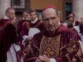 El vestuario no solo refleja la austeridad religiosa, sino también las tensiones personales y políticas entre los personajes. Los trajes destacan la importancia del ritual, la jerarquía eclesiástica y el poder, ayudando a sumergir al espectador en la atmósfera de poder y conflicto que define la narrativa de la película.
Crédito: Diamond Films