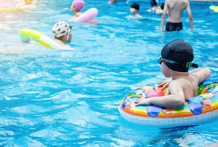 Niños jugando en una piscina pública